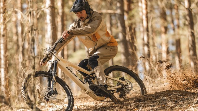 NICOLAI E-Bikes für Deine Tour durch die Oberpfalz Mountainbiker fährt mit Helm durch einen Wald