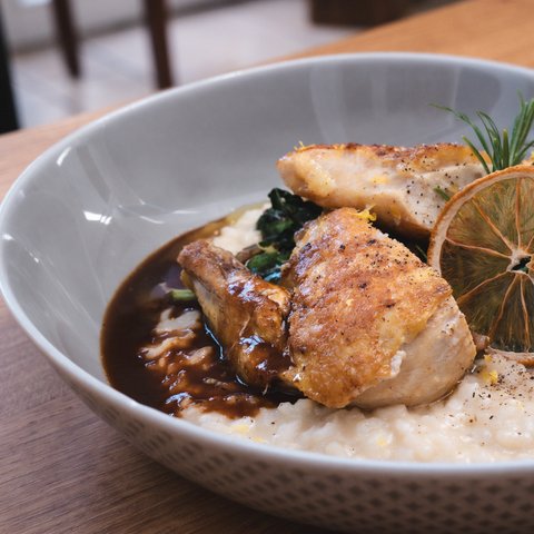 Guesthouse in Parsberg: A salute to great taste Roasted chicken with sauce and rice in a white bowl