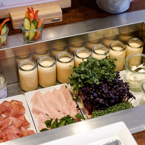 Romantik Hotel Hirschen: Frühstück Frühstücksbuffet mit Aufschnitt, Gemüse, Joghurt und Kräutern