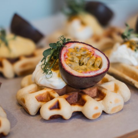 Brunch - das Langschläferfrühstück Waffeln mit Sahne, Passionsfrucht und Kräutern als Garnitur