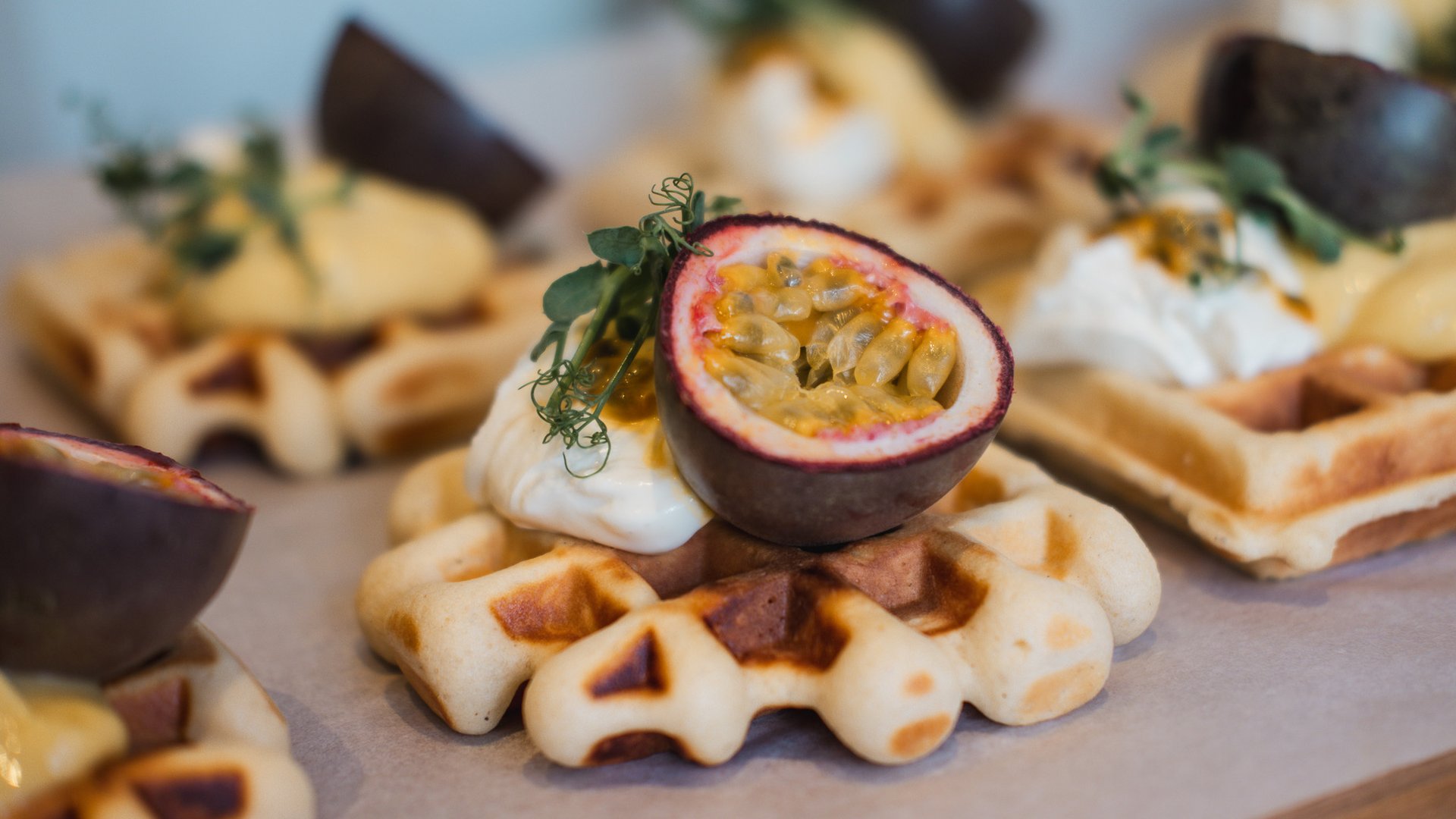 Brunch - das Langschläferfrühstück Waffeln mit Sahne, Passionsfrucht und Kräutern als Garnitur