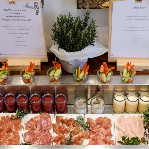 Romantik Hotel Hirschen: Frühstück Buffet mit Wurst, vegetarischen Snacks, Gemüsesticks und Fruchtjoghurt im Hotel Hirsch