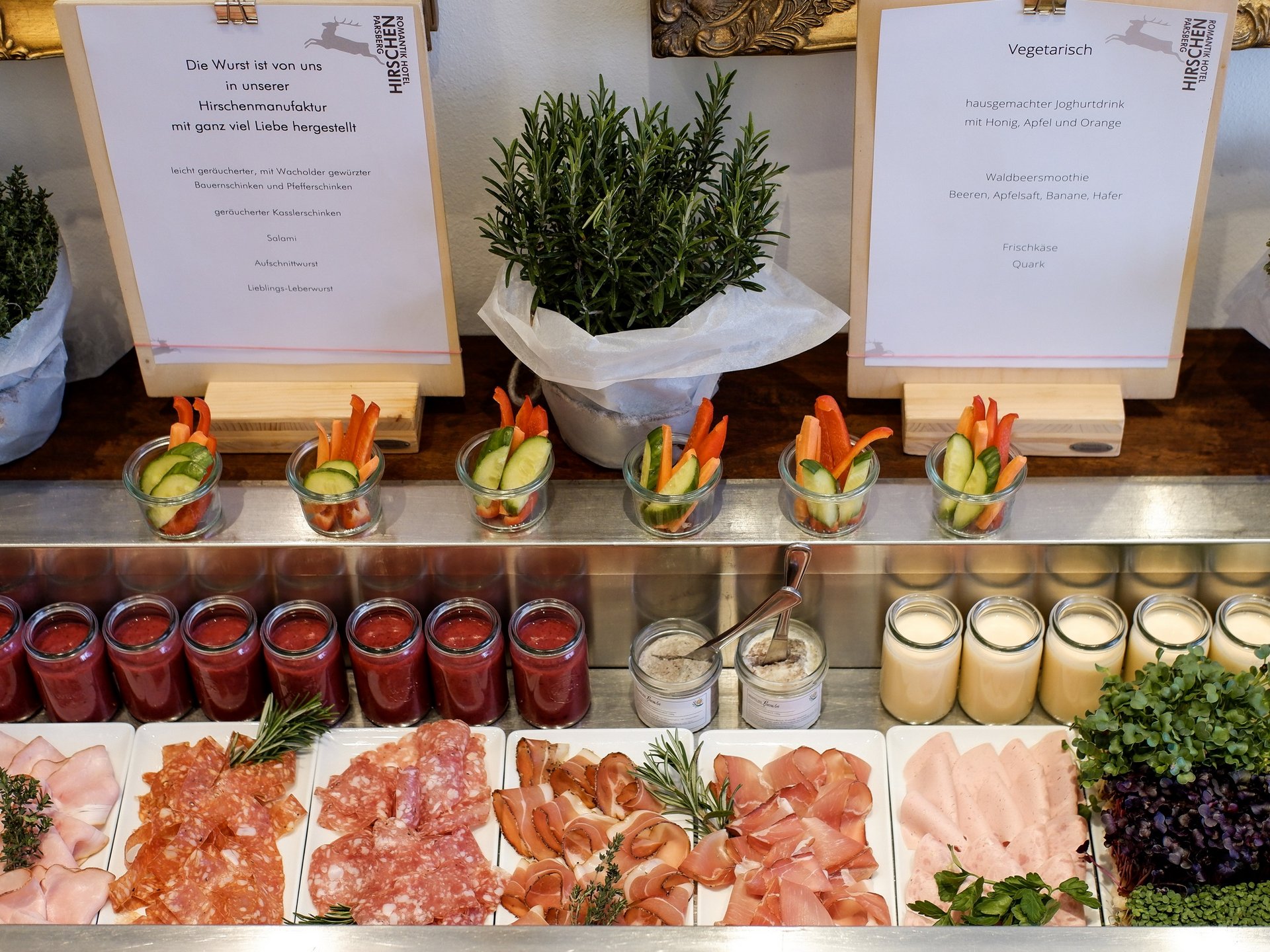 Everything you need for your stay. Buffet with cold cuts, vegetarian snacks, vegetable sticks and fruit yogurt at Hotel Hirsch