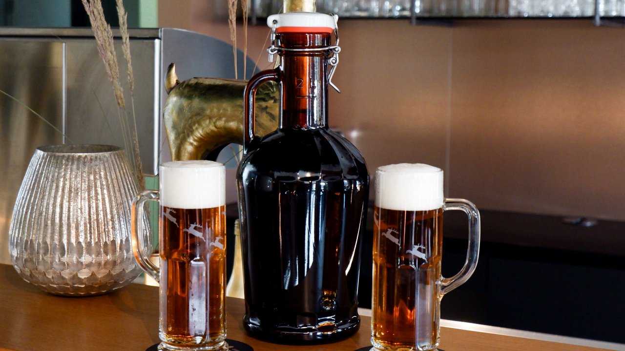 Zoigl: Die Bierkultur der Oberpfalz Zwei Biergläser und eine braune Bierflasche auf einer Bar