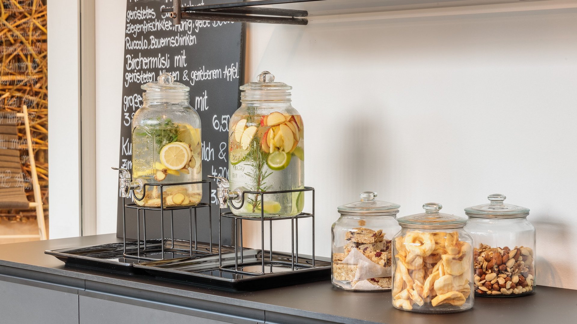 Tageswellness in der Oberpfalz Getränkespender mit Wasser und Früchten neben Gläsern mit Snacks