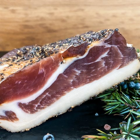 Nachhaltiges Hotel in Bayern mit Hirschenmanufaktur Luftgetrockneter Speck mit Pfefferkruste und Wacholderzweigen