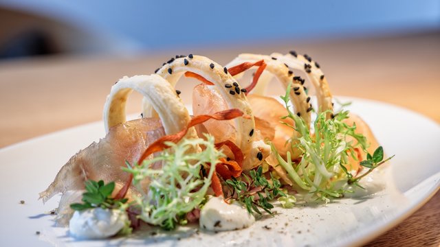 Gasthof Parsberg: Ein Gruß an den guten Geschmack Fein angerichtete Vorspeise mit Schwarzkümmelringen, Schinken und frischen Kräutern