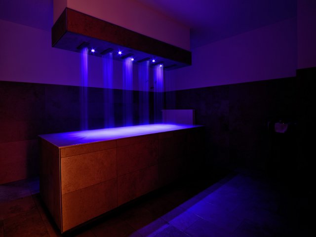 Romantik Hotel Hirschen: Frühstück Moderne Dusche mit blau beleuchtetem Wasserstrahl über Badewanne