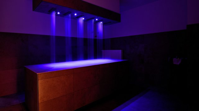 Romantik Hotel Hirschen: Frühstück Moderne Dusche mit blau beleuchtetem Wasserstrahl über Badewanne