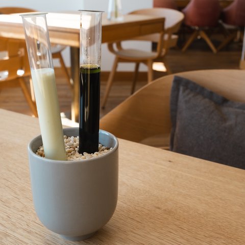 Fine Dining & Gourmet Cuisine in the Upper Palatinate Table decoration with a white pot, pebbles and two tall glass tubes