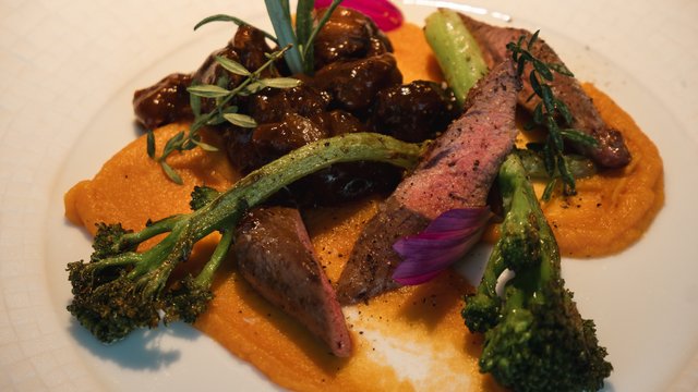 Brunch - das Langschläferfrühstück Aufwändig angerichtetes Gericht mit Steak, Brokkoli, Pilzen und Karottenpüree