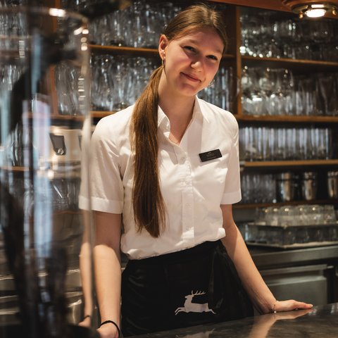 Gasthof Parsberg: Ein Gruß an den guten Geschmack Lächelnde Kellnerin hinter der Bar mit Gläsern im Hintergrund
