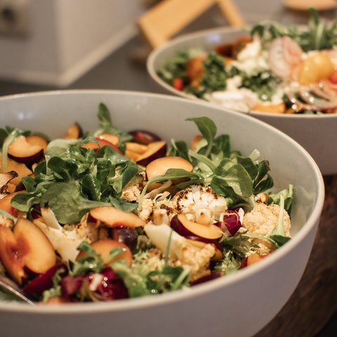 Brunch - das Langschläferfrühstück Frischer Salat mit Pflaumen, geröstetem Blumenkohl und grünem Gemüse in Schale