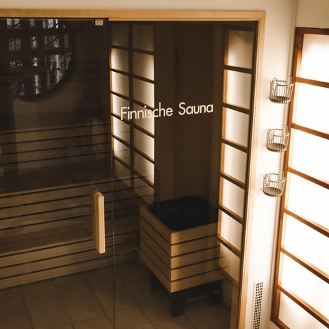 Romantik Hotel Hirschen: Gastgeber & Werte Finnische Sauna mit Holzinterieur und Glastür