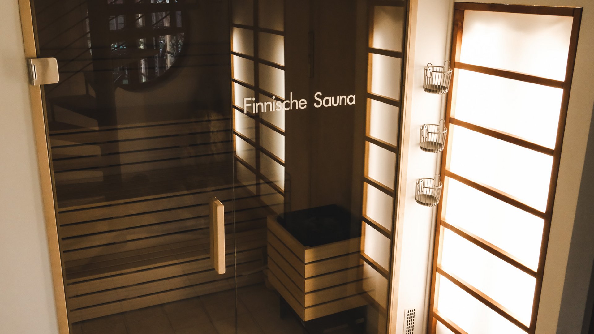 Wellnesshotel in der Oberpfalz: schwitzen & schwimmen Finnische Sauna mit Holzinterieur und Glastür