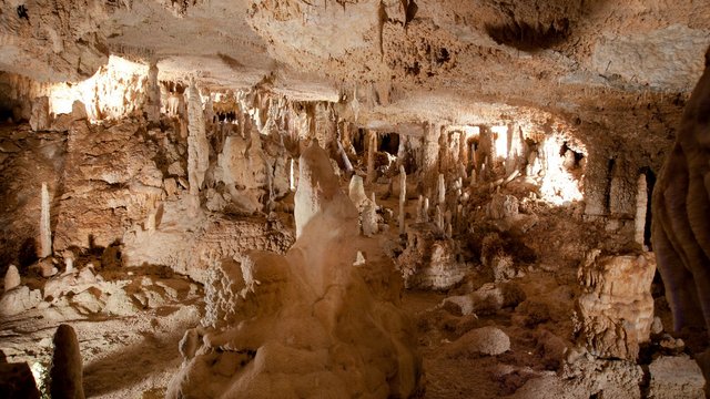 Romantik Hotel Hirschen: Blog innenansicht einer beleuchteten tropfsteinhöhle mit stalaktiten und stalagmiten