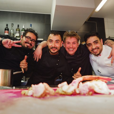 Gasthof Parsberg: Ein Gruß an den guten Geschmack Vier lächelnde Köche im Restaurantküche posieren zusammen