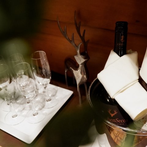 Romantik Hotel Hirschen: Frühstück Champagnerflaschen mit Servietten im Eiskübel und Sektgläser auf Tablett