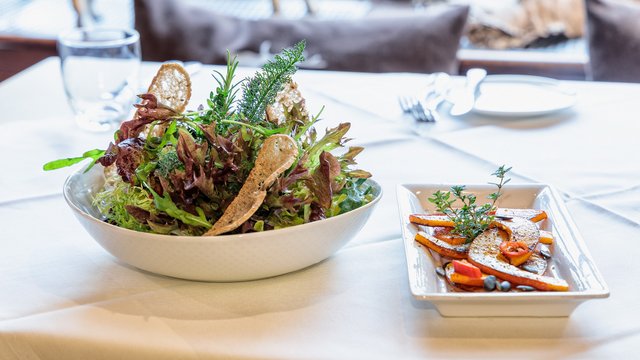 Romantik Hotel Hirschen: Blog Frischer Salat und gegrilltes Gemüse auf einem gedeckten Tisch