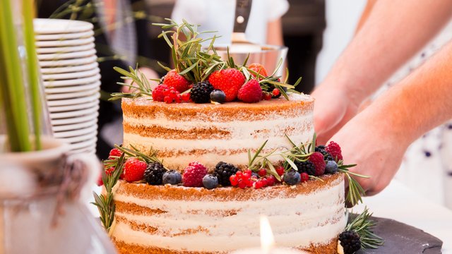 Romantik Hotel Hirschen: cuisine Two-tier naked cake decorated with berries and rosemary