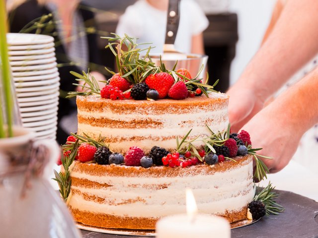 Romantik Hotel Hirschen: picture gallery Two-tier naked cake decorated with berries and rosemary