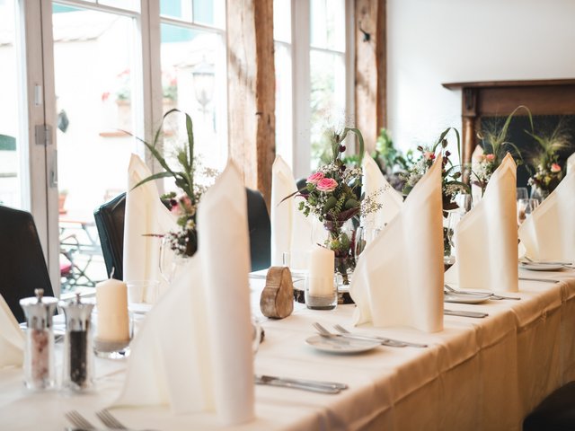 Romantik Hotel Hirschen: Bildergalerie Eleganter Esstisch mit weißen Servietten und Blumen im Restaurant