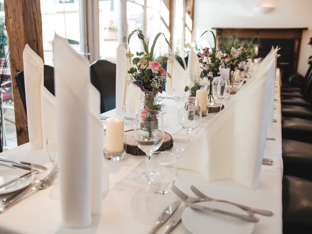 Romantik Hotel Hirschen: Bildergalerie Festlich gedeckter Esstisch mit weißen Servietten und Blumenarrangements