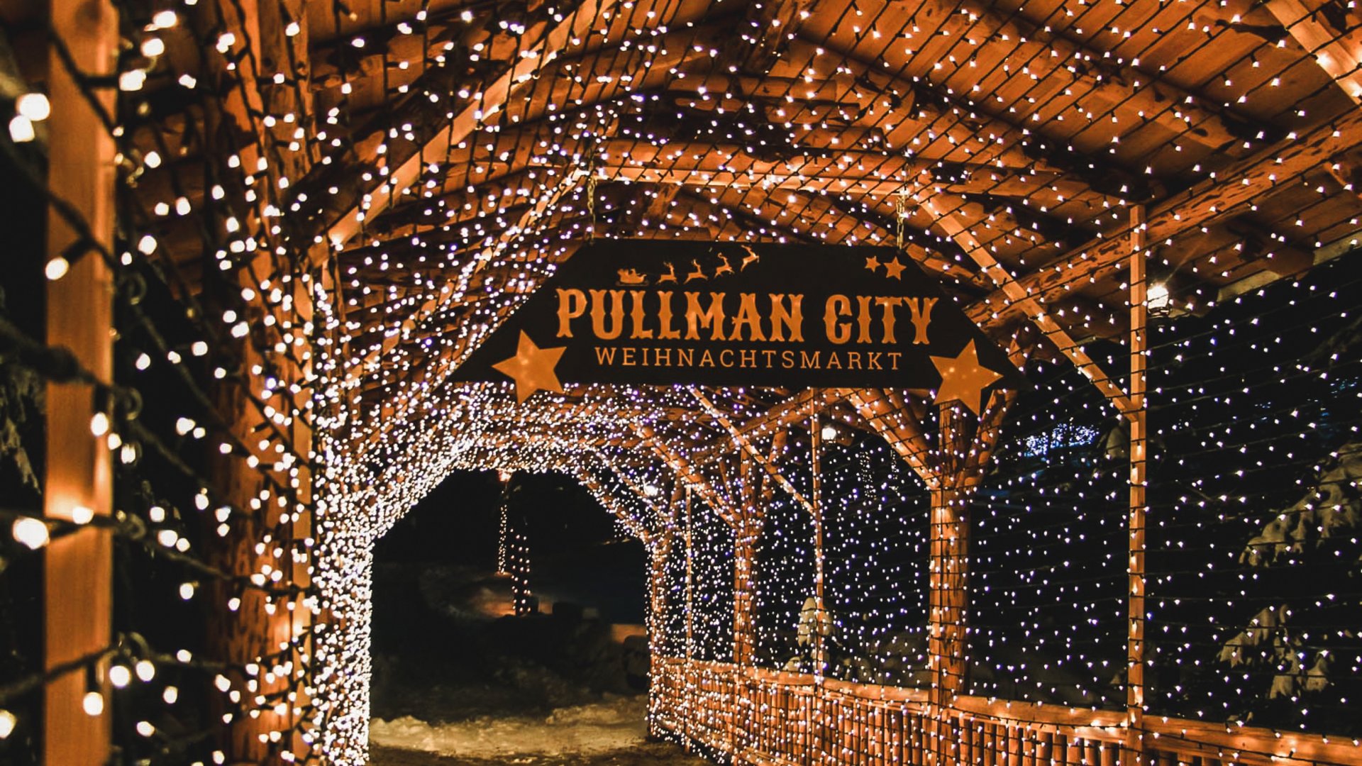 Weihnachtsmärkte Lichterbogen mit dem Schild Pullman City Weihnachtsmarkt