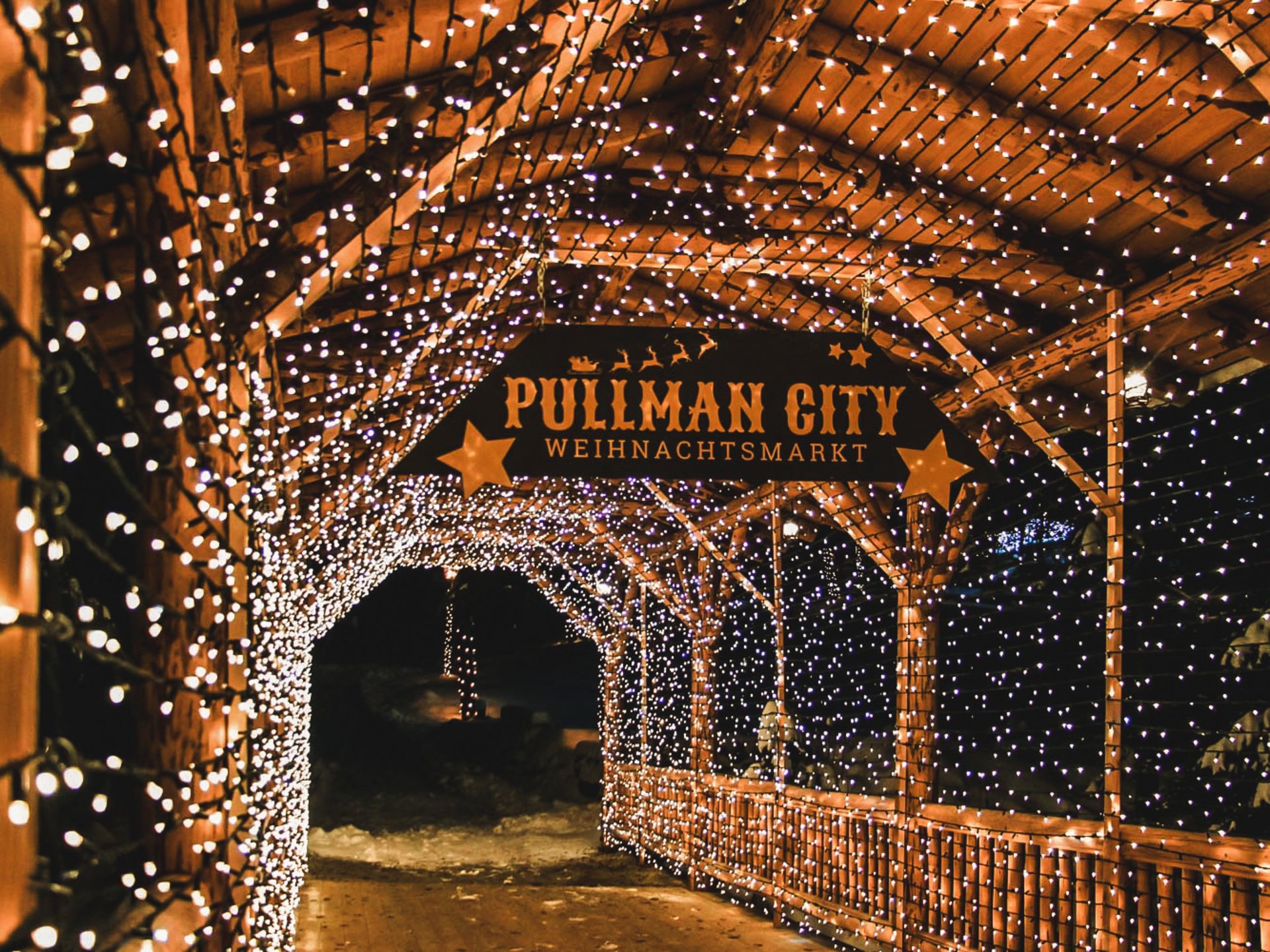 Weihnachtsmärkte Lichterbogen mit dem Schild Pullman City Weihnachtsmarkt