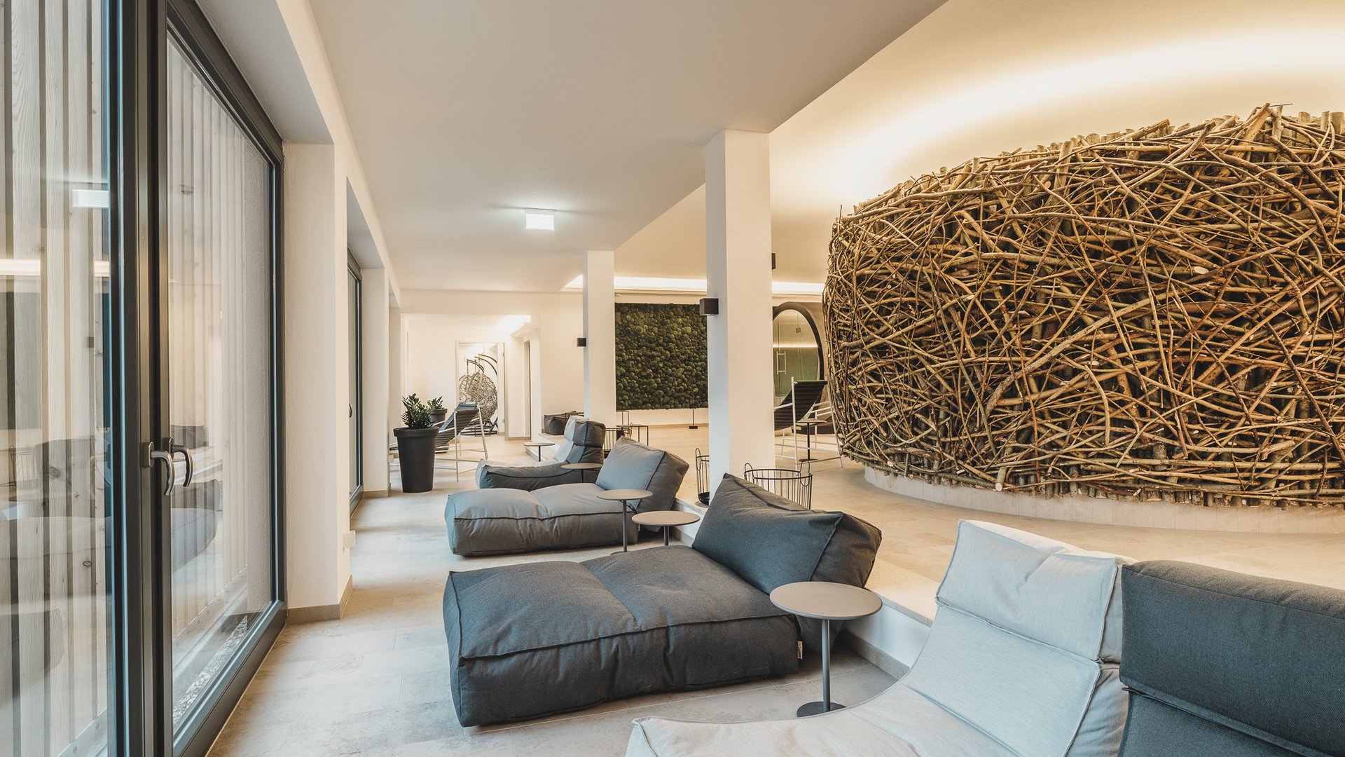 Wellnesshotel Oberpfalz | Romantik Hotel Hirschen Parsberg Moderne Lounge mit Sitzsäcken und großer Dekoration aus verzweigten Holzästen