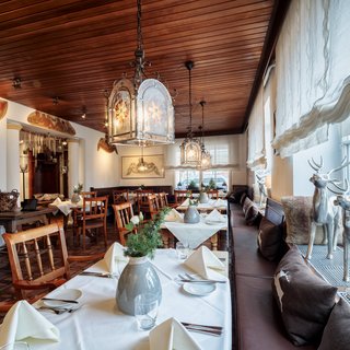 Wellness hotel in Upper Palatinate: Sweat & swim Cozy restaurant with wooden furniture and decorative deer by the window