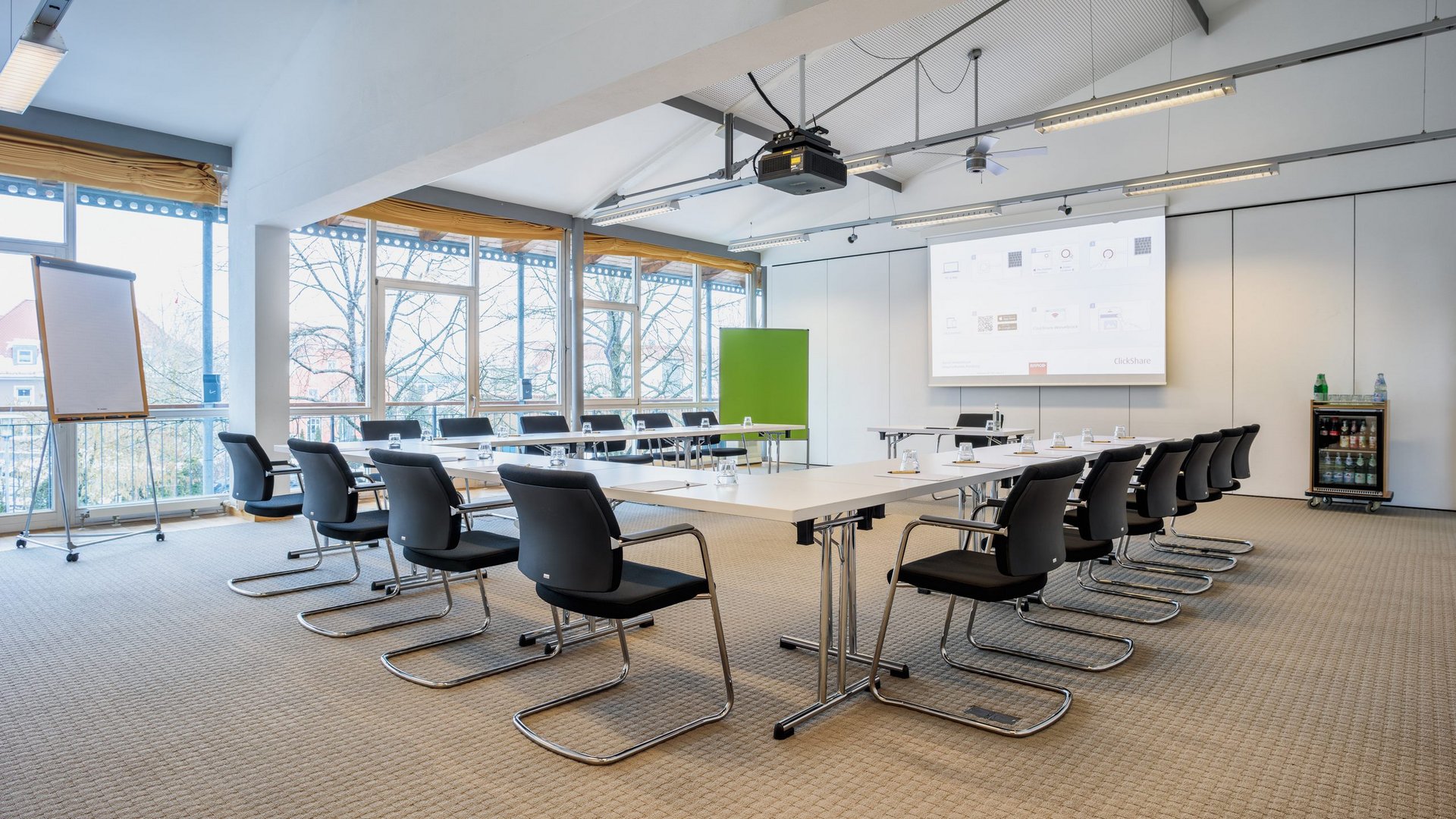 Looking for somewhere for conferences in Bavaria? Modern meeting room with U-shaped tables and chairs