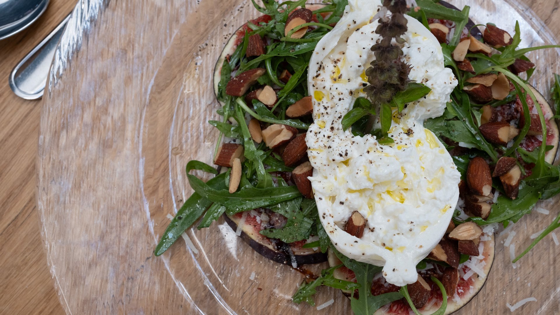 Gasthof & Restaurant in Parsberg mit regionaler Küche Salat mit Burrata, Rucola, Mandeln und Feigenscheiben