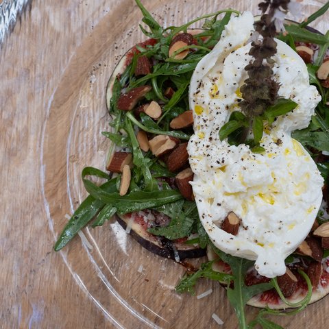 Gasthof & Restaurant in Parsberg mit regionaler Küche Salat mit Burrata, Rucola, Mandeln und Feigenscheiben