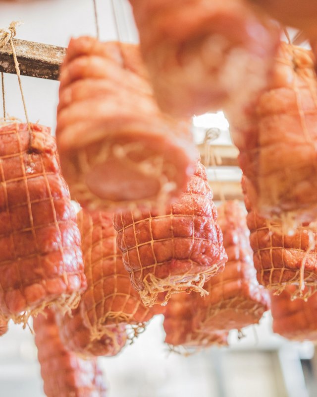 Beer garden in Parsberg: HirschenBlobb Rolled cured meat hanging in a butcher shop