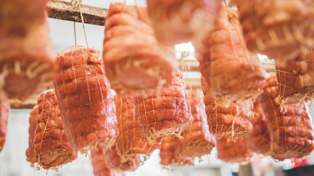Biergarten Parsberg: Hirschen-Blobb Rollen von luftgetrocknetem Fleisch hängen in einem Metzgergeschäft