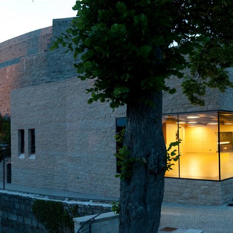 Tagungshotel Oberpfalz: Das Hotel für Deine Tagung Abendaufnahme einer historischen Burg mit Kirche und modernem Gebäude