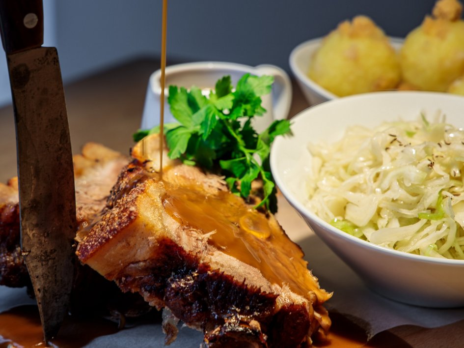 Gasthof Parsberg: Ein Gruß an den guten Geschmack Bratenschüssel mit knuspriger Schweinebraten, Soße, Krautsalat und Knödeln