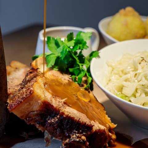 Gasthof Parsberg: Ein Gruß an den guten Geschmack Bratenschüssel mit knuspriger Schweinebraten, Soße, Krautsalat und Knödeln