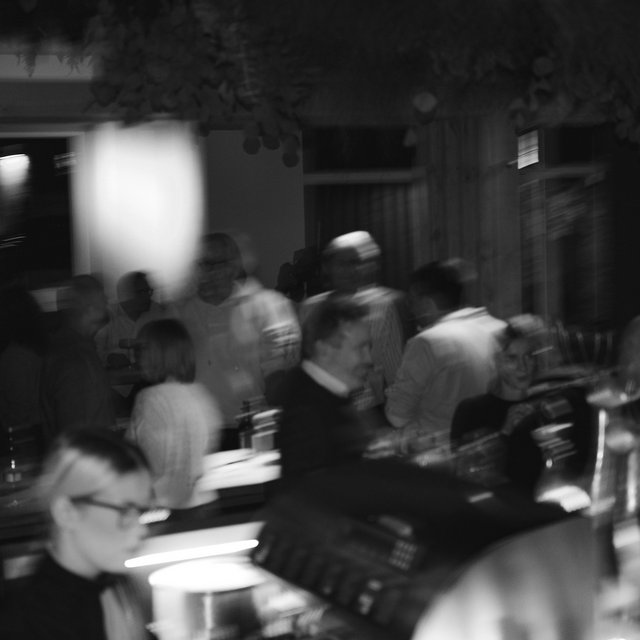 Hotel Oberpfalz: Urlaubsluft schnuppern! Verschwommene Menschen bei einer dunklen Indoor-Party