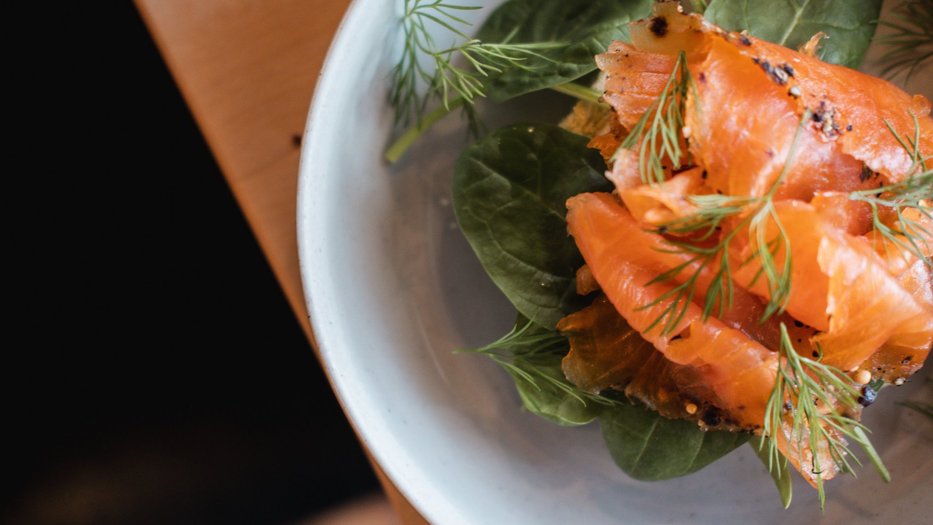 Brunch - das Langschläferfrühstück Räucherlachs mit frischem Dill und Spinat auf weißem Teller