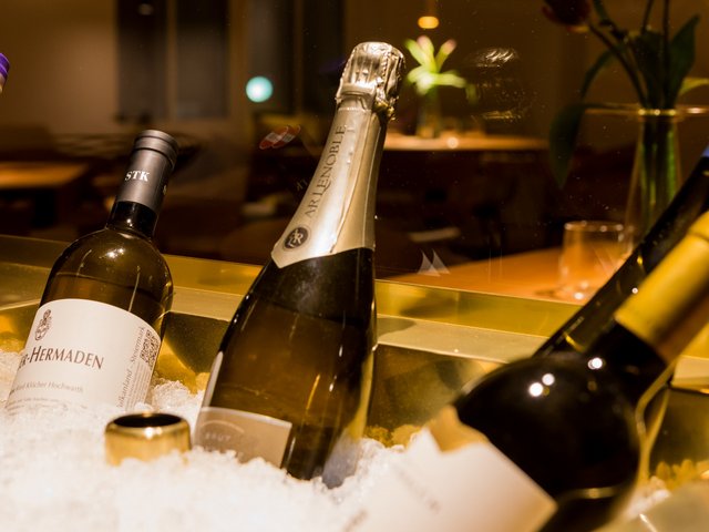Romantik Hotel Hirschen: Bildergalerie Mehrere Weinflaschen in einem Eiskübel im Restaurant
