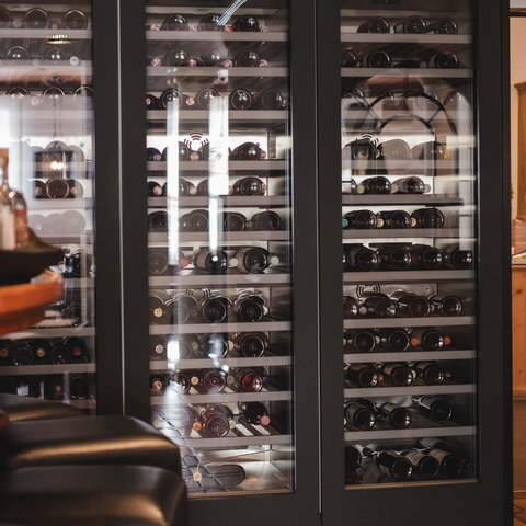 Gasthof Parsberg: Ein Gruß an den guten Geschmack Weinkühlschrank mit vielen Flaschen in einem Restaurant
