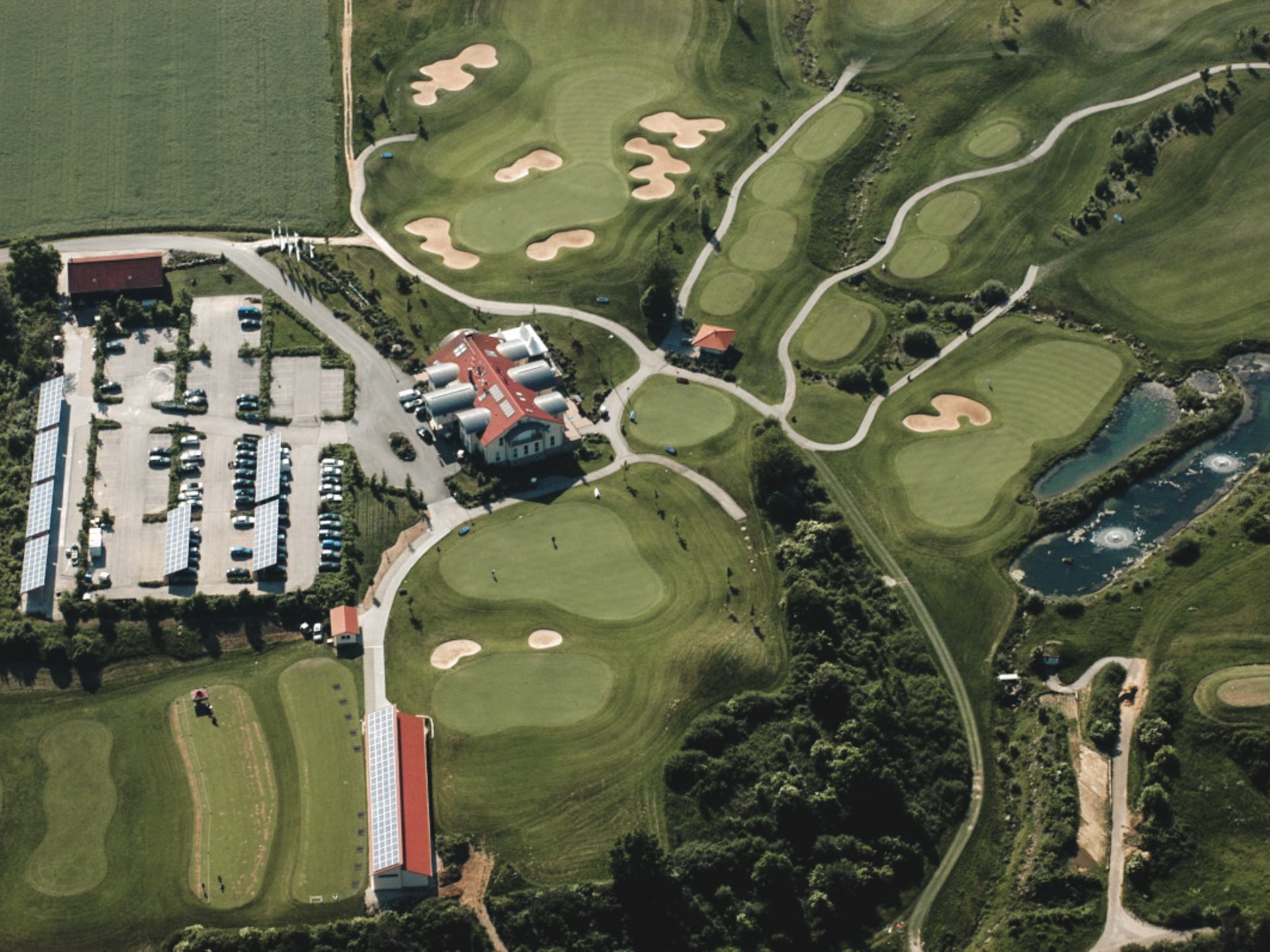 Golfurlaub in der Oberpfalz Luftaufnahme eines Golfplatzes mit Grünflächen und Clubhaus