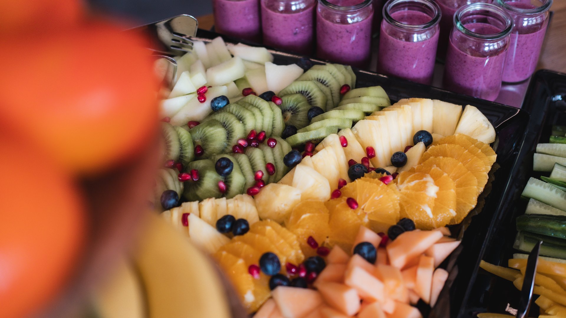 Tagungspauschalen, Räume & Preise für Seminare und Tagungen Verschiedene Obstscheiben und lila Smoothies in Glasflaschen