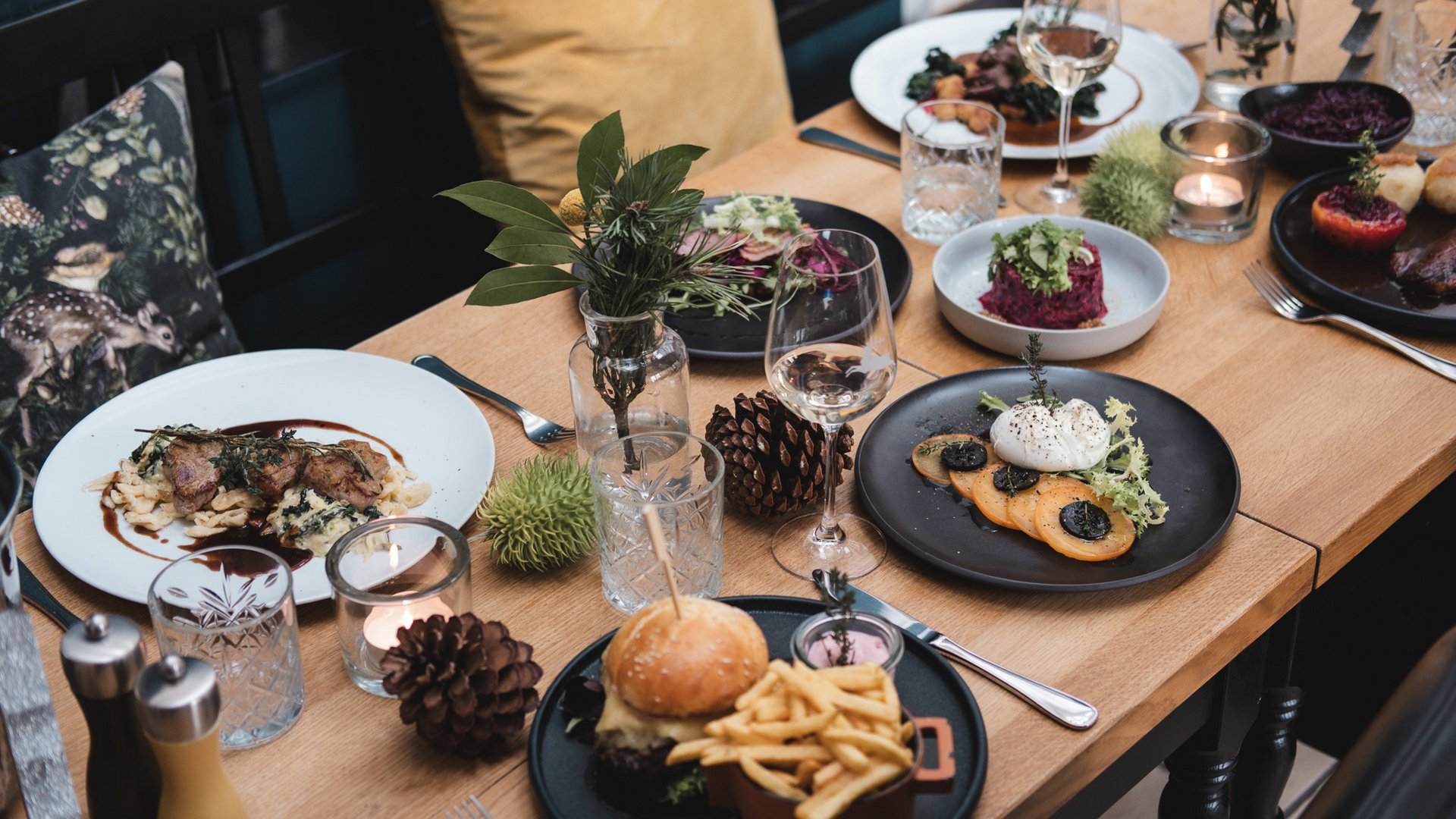 Hotel mit frühem Check-in Gedeckter Esstisch mit verschiedenen Gerichten und Getränken in elegantem Ambiente
