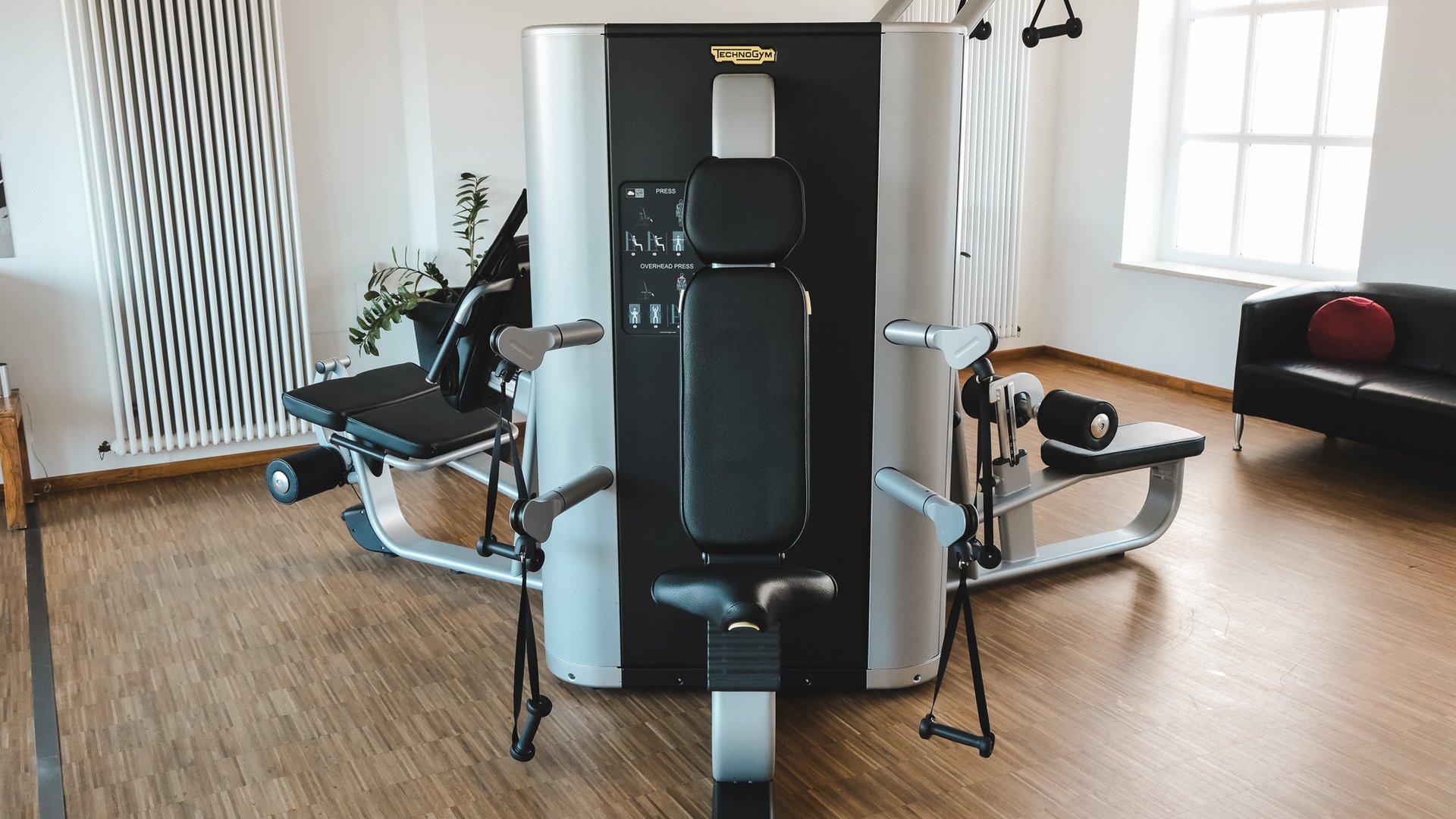 Fitnessraum Modern strength training machine in a bright gym room