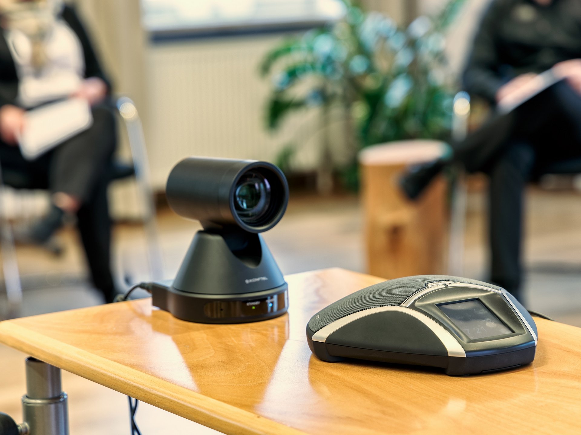 Tagungshotel Oberpfalz: Tagungsräume & Seminarräume im Romantik Hotel Hirschen Videokonferenz-Kamera und Lautsprecher auf Holzttisch in Besprechungsraum