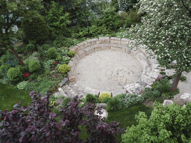 Romantik Hotel Hirschen: Bildergalerie Runder Steingarten mit sandigem Zentrum und umgeben von verschiedenen Pflanzen