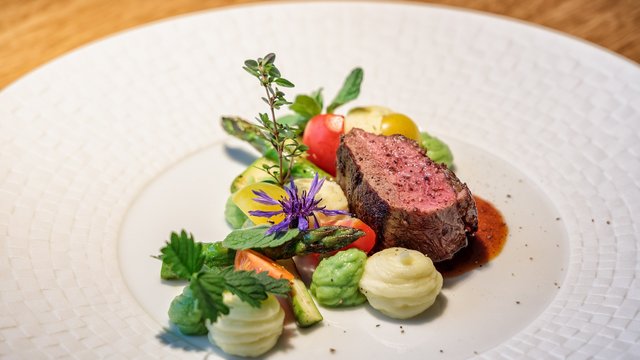 Hirschenblobb: Our bar Beef steak with vegetables, mashed potatoes, and sauce on white plate